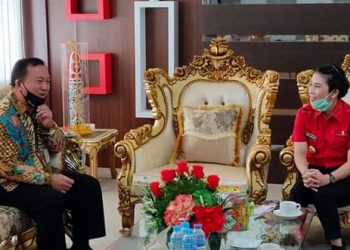 Wali Kota Singkawang, Tjhai Chui Mie menerima kunjungan Kepala Perwakilan BKKBN Provinsi Kalimantan Barat, Tenny C. Soriton