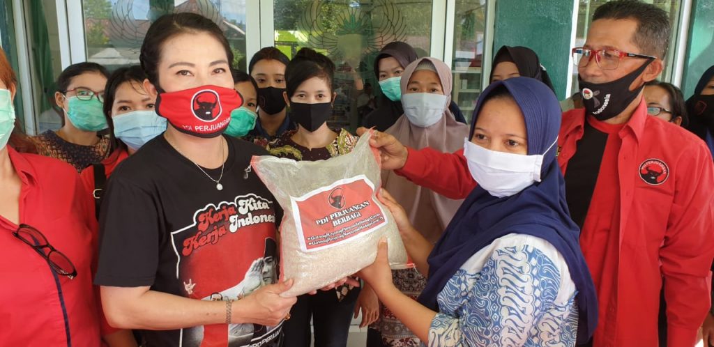 Penyerahan Bantuan Untuk Petugas Cleaning Servis di Rumah Sakit