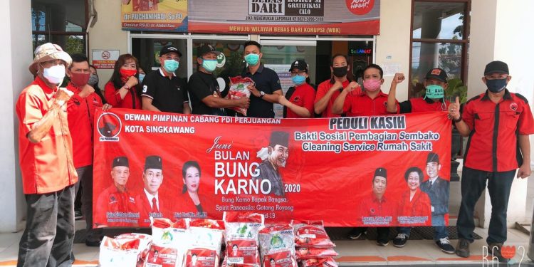 Penyerahan Bantuan Untuk Petugas Cleaning Servis di Rumah Sakit