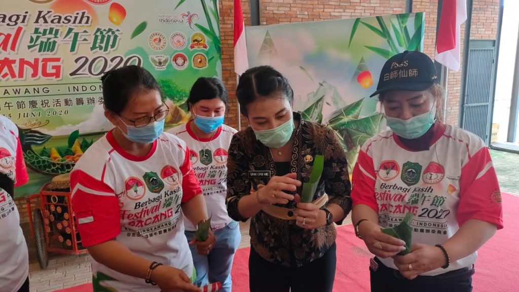 Wali Kota Tjhai Chui Mie membuat Bacang