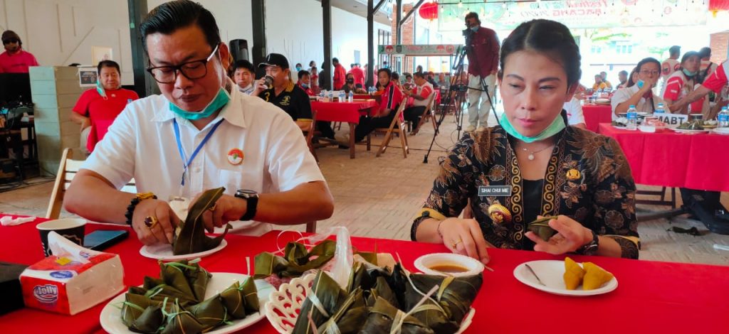Wali Kota Singkawang Tjhai Chui Mie dan Tokoh Tionghoa Pemangkat Sambas, Atong menikmati Bacang