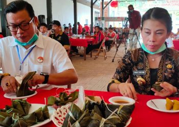 Wali Kota Singkawang Tjhai Chui Mie dan Tokoh Tionghoa Pemangkat Sambas, Atong menikmati Bacang