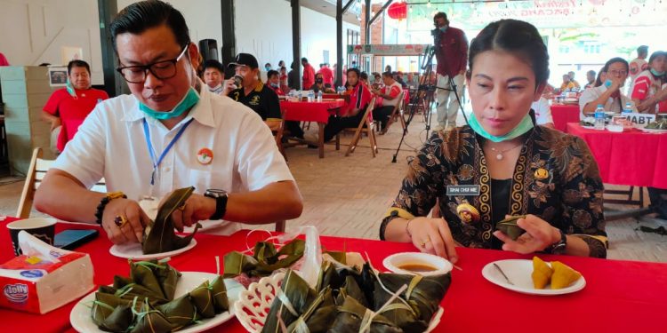 Wali Kota Singkawang Tjhai Chui Mie dan Tokoh Tionghoa Pemangkat Sambas, Atong menikmati Bacang