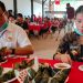 Wali Kota Singkawang Tjhai Chui Mie dan Tokoh Tionghoa Pemangkat Sambas, Atong menikmati Bacang