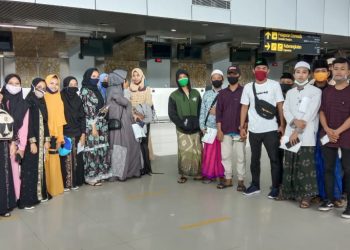 Santri asal Singkawang berpose di terminal keberangkatan Bandara