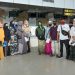 Santri asal Singkawang berpose di terminal keberangkatan Bandara