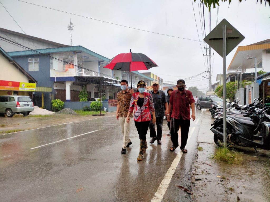Walikota Tjhai Chui Mie Cek Genangan Air akibat drainase tersumbat