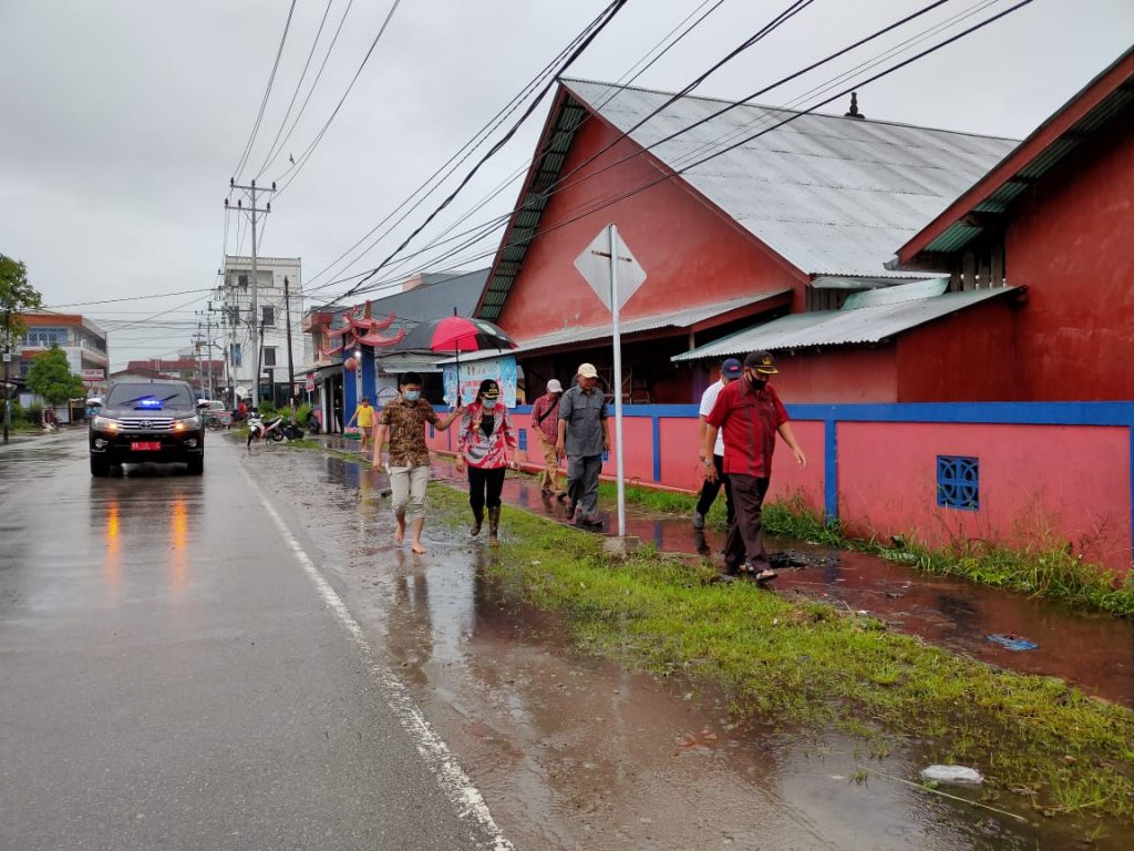Walikota Tjhai Chui Mie Cek Genangan Air akibat drainase tersumbat