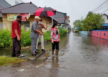 Walikota Tjhai Chui Mie Cek Genangan Air akibat drainase tersumbat