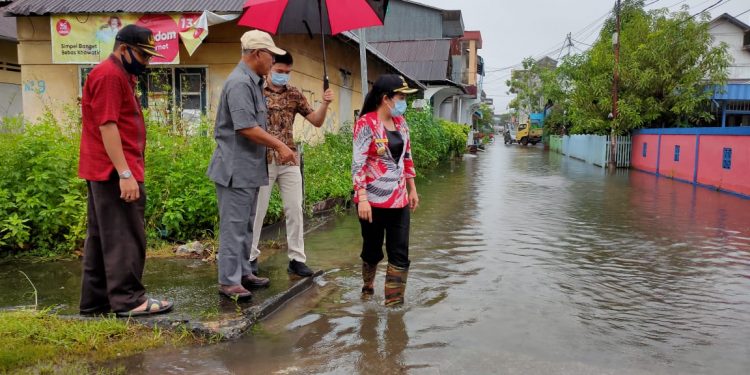 Walikota Tjhai Chui Mie Cek Genangan Air akibat drainase tersumbat