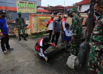 Walikota terjun langsung membersihkan drainase