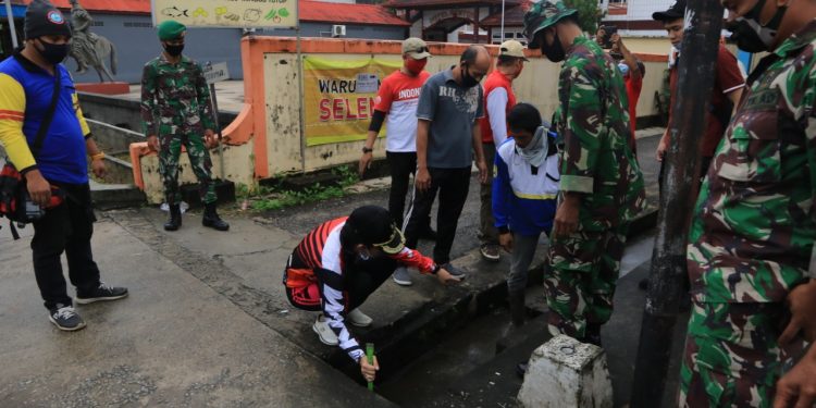Walikota terjun langsung membersihkan drainase