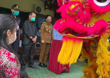 Barongsai Serahkan Paspor