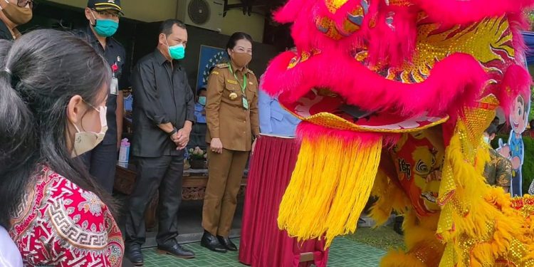 Barongsai Serahkan Paspor