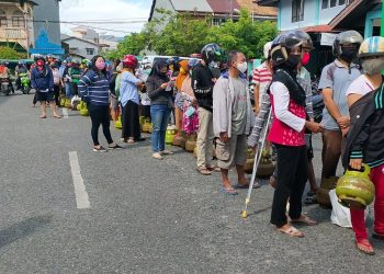 Suasana Antrean Saat Operasi Pasar Gas LPG 3 Kilogram