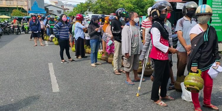 Suasana Antrean Saat Operasi Pasar Gas LPG 3 Kilogram