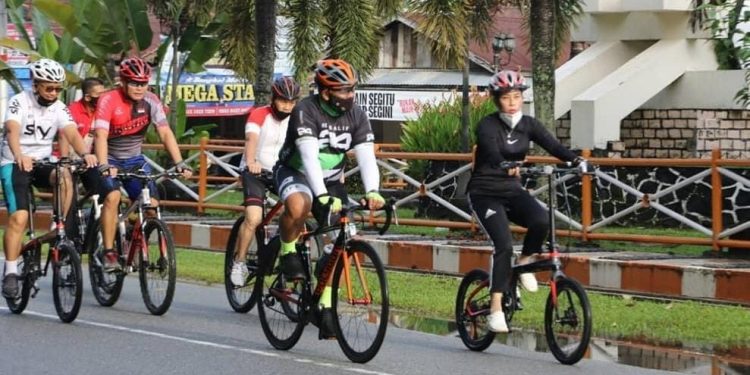 Brigjen TNI Ronny dan Tjhai Chui Mie Saat Funbike