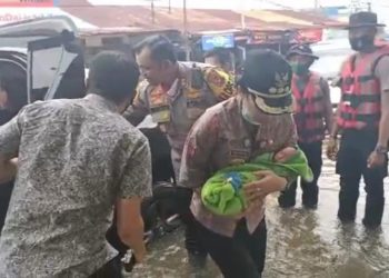 Kapolres dan Walikota Singkawang Pantau Kondisi Banjir di Kelurahan Pasiran