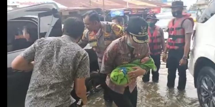 Kapolres dan Walikota Singkawang Pantau Kondisi Banjir di Kelurahan Pasiran