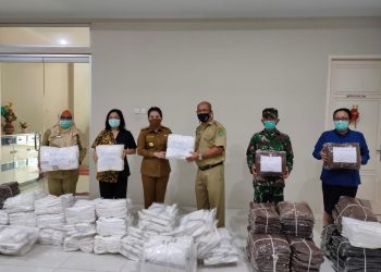 Wali Kota Serahkan Hazmat Suite