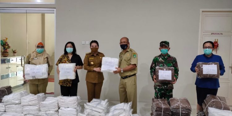 Wali Kota Serahkan Hazmat Suite