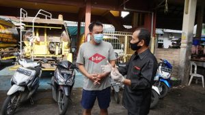 Ketua DPRD Singkawang Sujianto saat membagikan masker