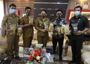 Tjhai CHui Mie Apresiasi Warga Singkawang Utara Ekspor Keripik Keladi ke Mancanegara