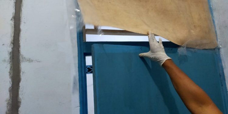 Celah Kamar Dari Bagian Dalam DItutup Gunakan Lakban