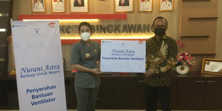 Astra Serahkan Satu Unit Ventilator ke Walikota Singkawang