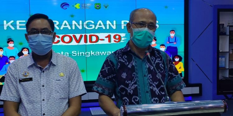 Humas Gugus Tugas Covid-19 Singkawang Kadiskes dr Barita dan Kadiskominfo Ahyadi
