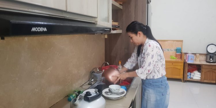 Wali Kota Singkawang Isi Kesibukan Selama Jalani Isolasi Mandiri Bersama Keluarga