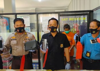 Kasatreskrim AKP Tri Prasetiyo saat rilis pasangan kekasih spesialis jambret