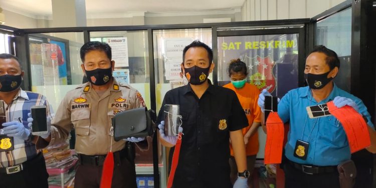 Kasatreskrim AKP Tri Prasetiyo saat rilis pasangan kekasih spesialis jambret