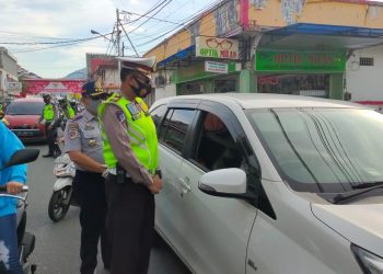 Kasatlantas AKP Syaiful Bahri saat memeriksa kelengkapan pengguna kendaraan