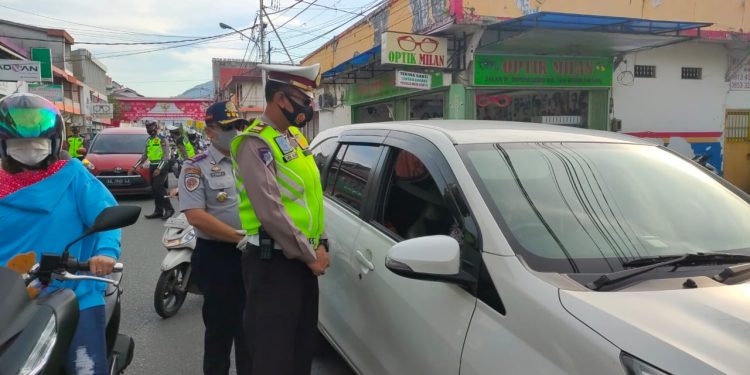Kasatlantas AKP Syaiful Bahri saat memeriksa kelengkapan pengguna kendaraan