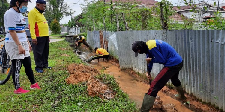 Tjhai Chui Mie Pimpin Kerja Bakti dan Sebar Nomor Aduan