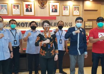 Wali Kota Singkawang Tjhai Chui Mie bersama staff KKP