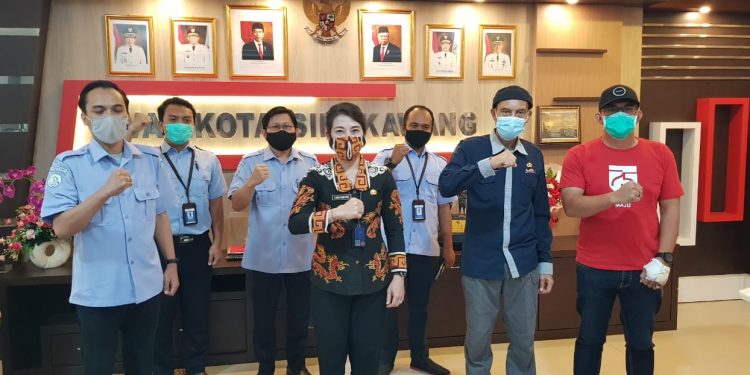 Wali Kota Singkawang Tjhai Chui Mie bersama staff KKP