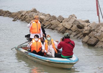 Walikota Singkawang mencoba perahu nelayan yang menggunakan bahan bakar gas