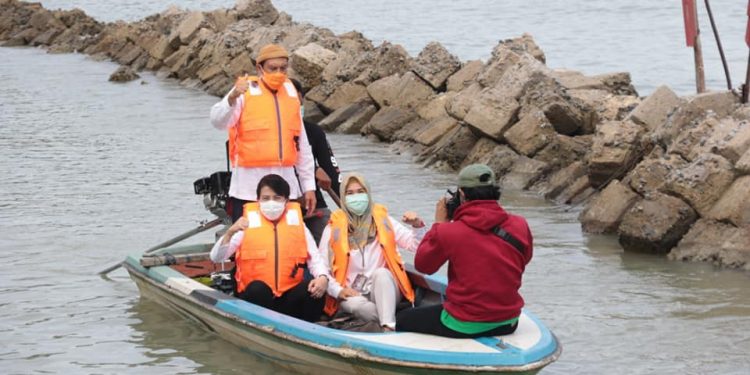 Walikota Singkawang mencoba perahu nelayan yang menggunakan bahan bakar gas