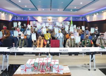 Simbolis Serahkan Sertifikat PTSL