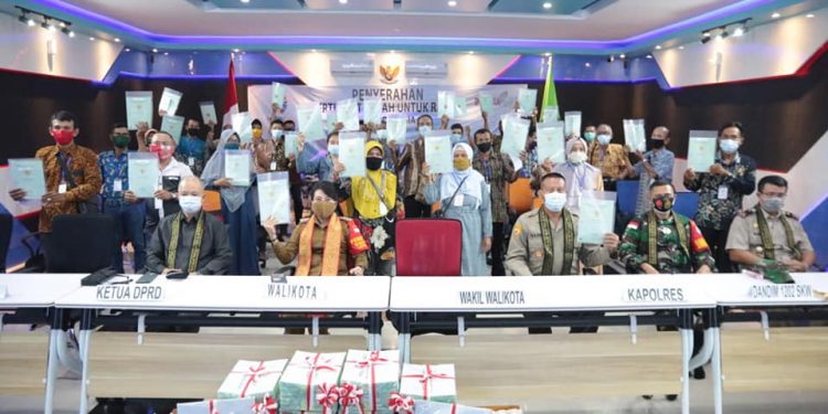 Simbolis Serahkan Sertifikat PTSL