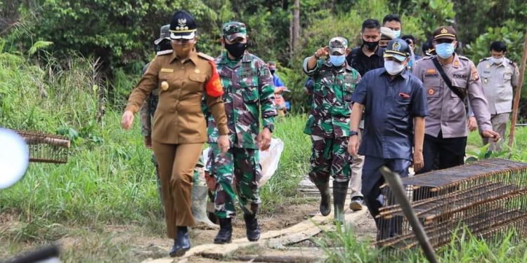 Wali Kota Apresiasi Bazar Karya TNI dan Serahkan Sertifikat PTSL di Singkawang Timur