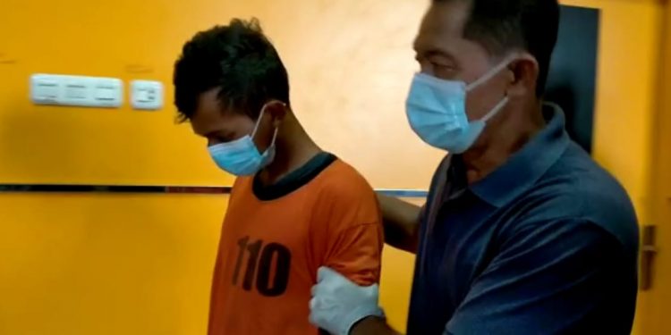 AP Digiring Petugas Kepolisian