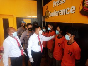 Kasat Narkoba Polres Singkawang IPTU Jumari saat menggelar press release didamping KBO Satnarkoba dan Humas Polres Singkawang, AKP Marwin di Mapolres Singkawang, Senin (18/1) terkait penangkapan tindak pidana Narkotika.