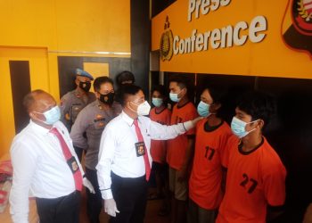 Kasat Narkoba Polres Singkawang IPTU Jumari saat menggelar press release didamping KBO Satnarkoba dan Humas Polres Singkawang, AKP Marwin di Mapolres Singkawang, Senin (18/1) terkait penangkapan tindak pidana Narkotika.