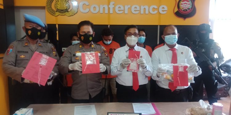 Kasat Narkoba Polres Singkawang IPTU Jumari saat menggelar press release didamping KBO Satnarkoba dan Humas Polres Singkawang, AKP Marwin di Mapolres Singkawang, Senin (18/1) terkait penangkapan tindak pidana Narkotika.