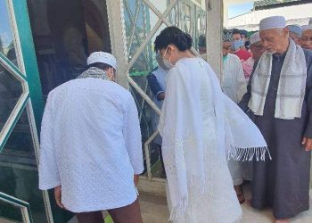 Masjid Agung Direnovasi, Walikota Tjhai Chui Mie Hantar Jemaah Ke Tempat Ibadah Sementara