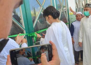 Masjid Agung Direnovasi, Walikota Singkawang Tjhai Chui Mie Hantar Jemaah Beribadah Di Gedung Sementara