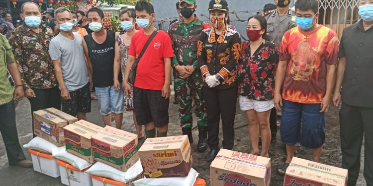 salurkan bantuan kebakaran